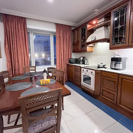 Elegant 5 Bedr With Sauna In The Centre, Near Viru And Old Town, With Private Parking Appartement