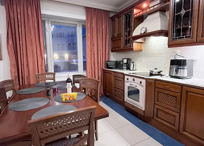 Elegant 5 Bedr With Sauna In The Centre, Near Viru And Old Town, With Private Parking شقة