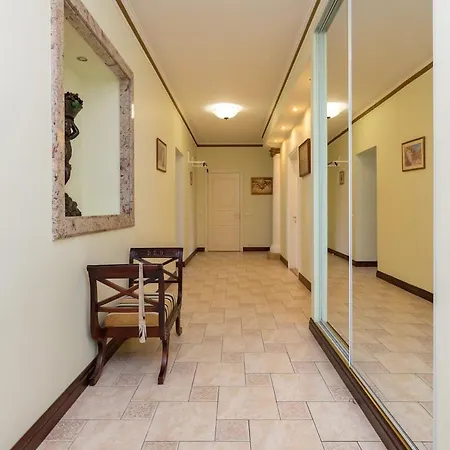 Elegant 5 Bedr With Sauna In The Centre, Near Viru And Old Town, With Private Parking Apartment Tallinn